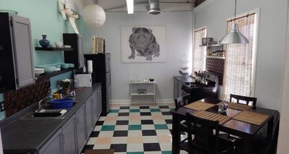 Retro Hipster: Close to downtown, dining and fun