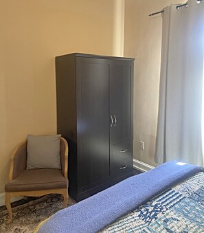2 bedrooms, desk, travel cot, free WiFi - Retro Hipster: Close to downtown, dining and fun (Salisbury)