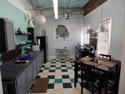 Retro Hipster: Close to downtown, dining and fun