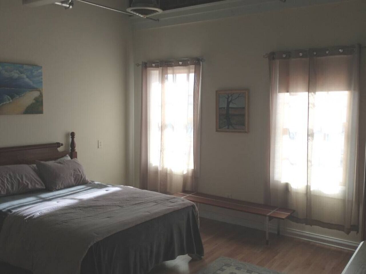 3 bedrooms, desk, iron/ironing board, travel crib
