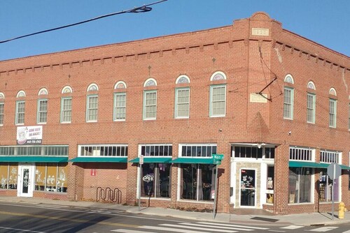Spacious Riverfront Loft Close to Downtown and Dining