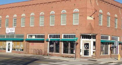 Spacious Riverfront Loft Close to Downtown and Dining