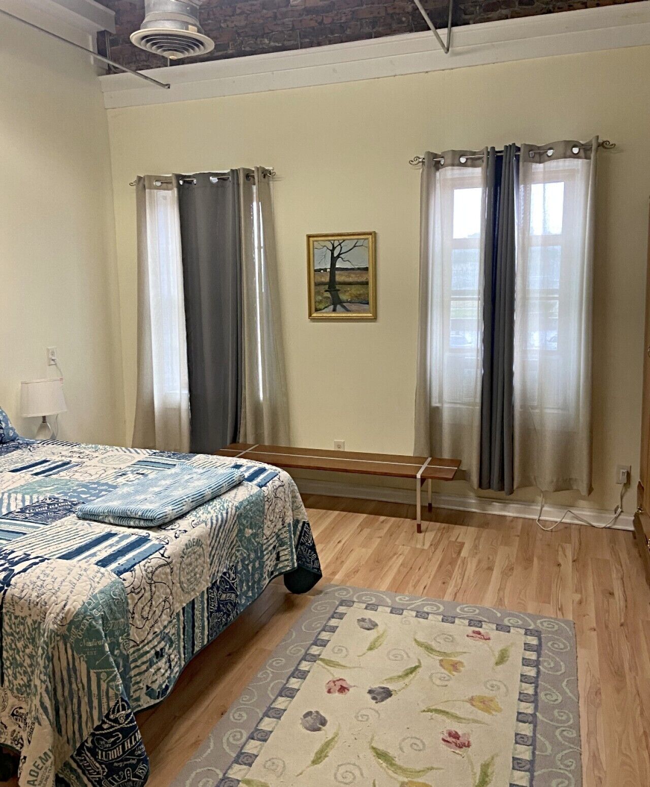 3 habitaciones, escritorio y tabla de planchar con plancha 