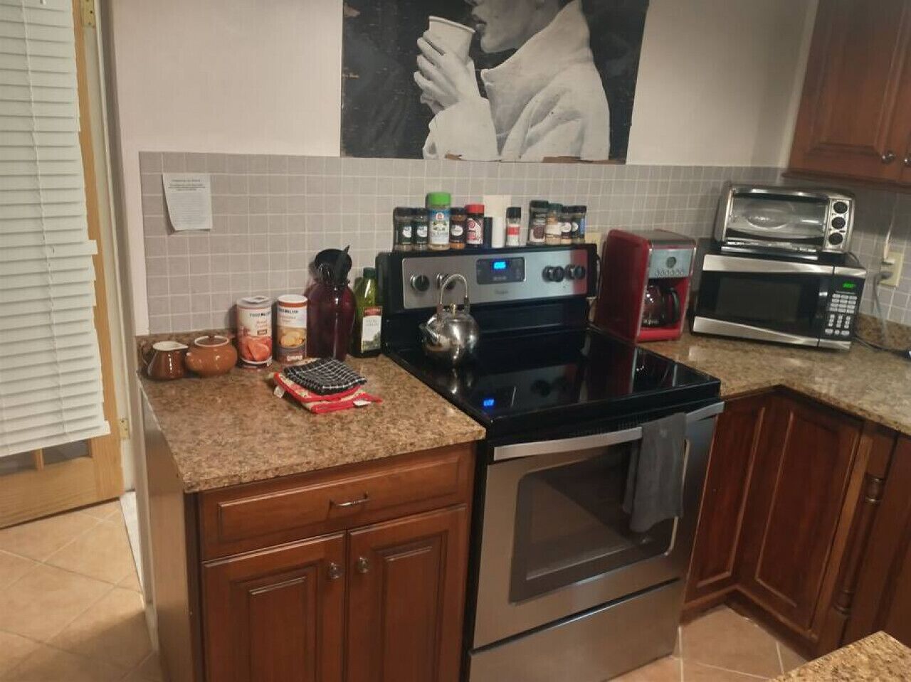 Réfrigérateur, four à micro-ondes, un four, surface de cuisson