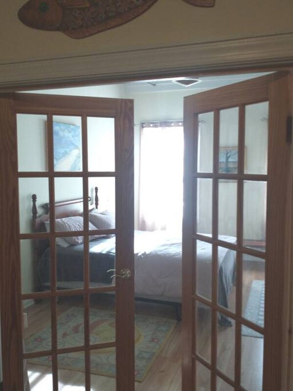 2 soverom, skrivebord, strykejern/-brett og reiseseng for barn