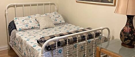 3 chambres, bureau, fer et planche à repasser, lit de bébé portatif