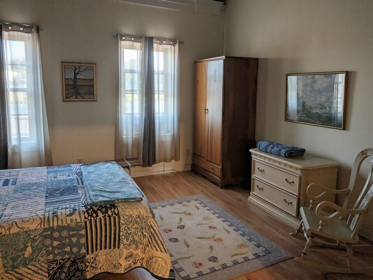2 bedrooms, desk, iron/ironing board, travel crib