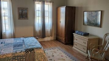 2 bedrooms, desk, iron/ironing board, travel crib