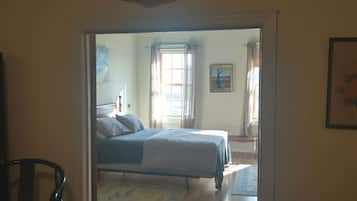 2 dormitorios, escritorio, tabla de planchar con plancha y cuna de viaje