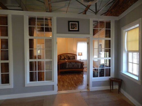 Deluxe corner apartment with riverfront views close to dining and downtown