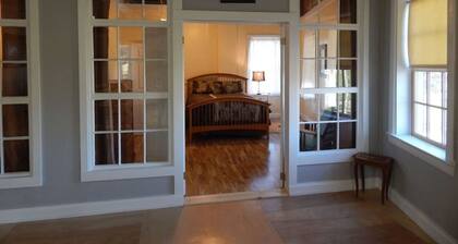 Deluxe corner apartment with riverfront views close to dining and downtown