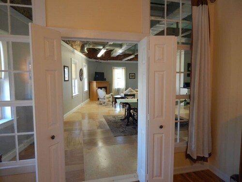 Deluxe corner apartment with riverfront views close to dining and downtown