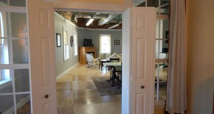 Deluxe corner apartment with riverfront views close to dining and downtown