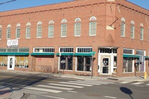 Exterior - Deluxe corner apartment with riverfront views close to dining and downtown (Salisbury)