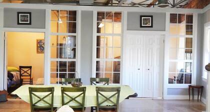 Deluxe corner apartment with riverfront views close to dining and downtown