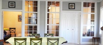 Deluxe corner apartment with riverfront views close to dining and downtown