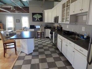 Fridge, microwave, oven, stovetop - Deluxe corner apartment with riverfront views close to dining and downtown (Salisbury)