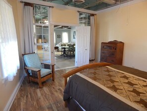 2 bedrooms, desk, iron/ironing board, travel cot - Deluxe corner apartment with riverfront views close to dining and downtown (Salisbury)
