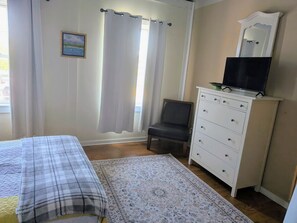 2 habitaciones, escritorio y tabla de planchar con plancha 