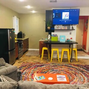 Interior - Cozy King by Red Rocks & Downtown Denver (Wheat Ridge)