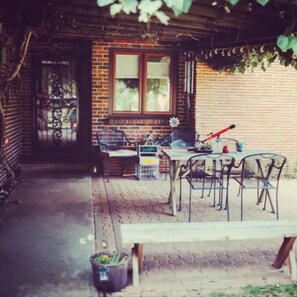 Outdoor dining - Cozy King by Red Rocks & Downtown Denver (Wheat Ridge)