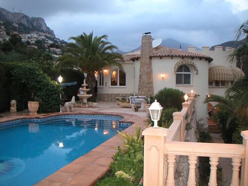 "La Favorita: Mountain Serenity with Ocean Views".