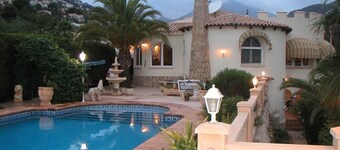 "La Favorita: Mountain Serenity with Ocean Views".