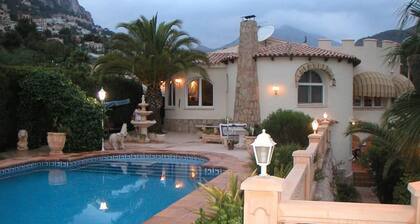 "La Favorita: Mountain Serenity with Ocean Views".