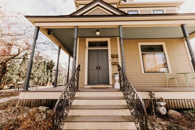 Retro Jewel Box Victorian Steps from Irvine Park