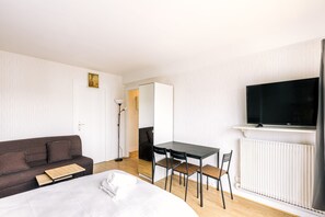1 bedroom, desk, iron/ironing board, free WiFi - Marvellous Studio in Paris-14 (Gentilly)