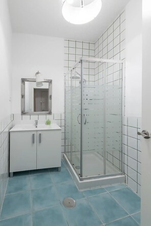 Dusche, Haartrockner, Handtücher, Seife