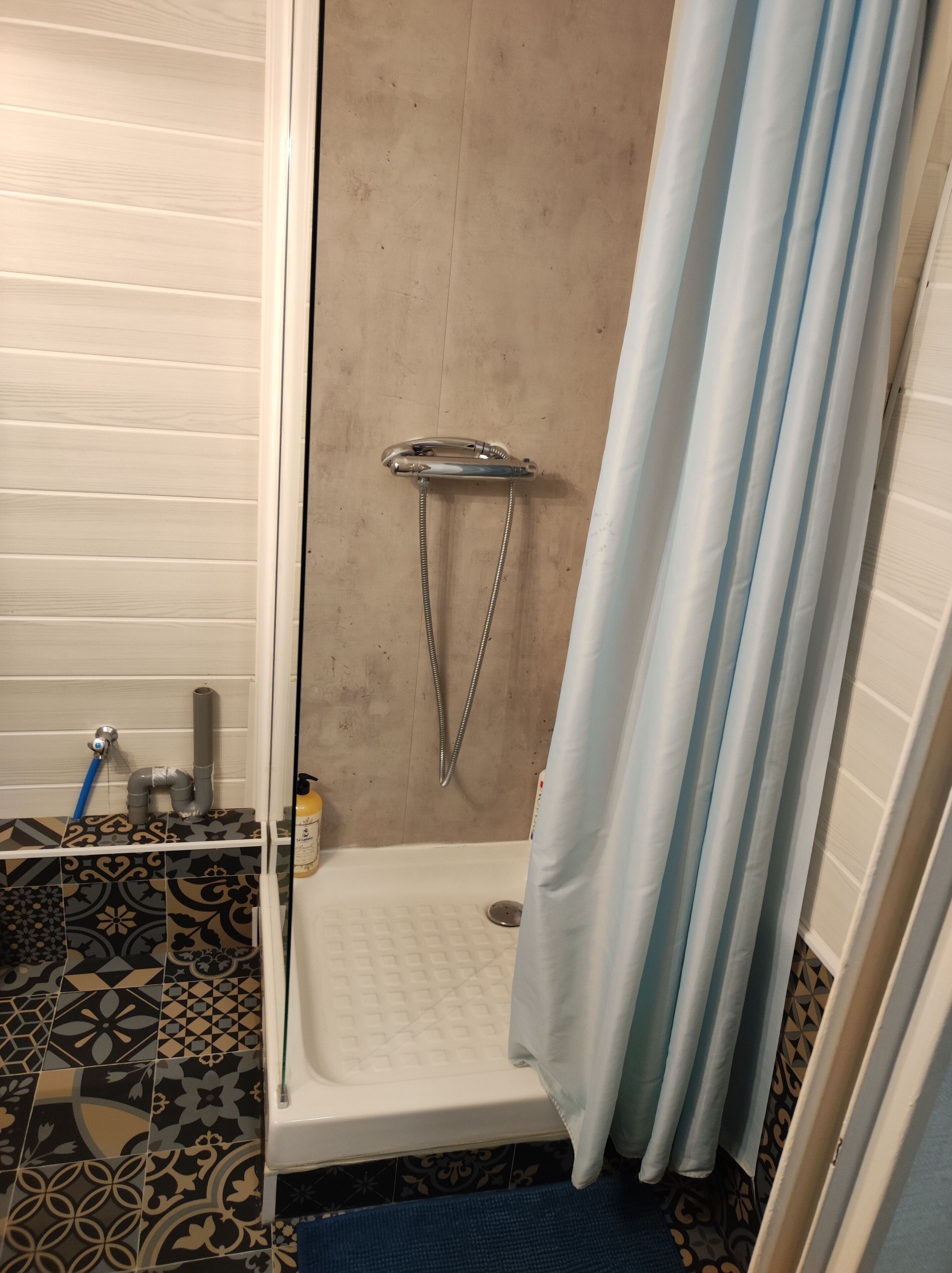 Douche, séchoir à cheveux, serviettes fournies, savon