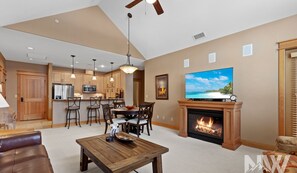 Smart TV, fireplace, books - Riverstone Village—3rd Floor Corner Condo, Relax and Enjoy the Peaceful Sounds of Nature! (Coeur d'Alene)