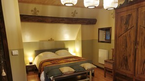 A bedroom with a bed, bedside tables, a bench, a wardrobe, and a radiator. - Le clos verdonnais  (Verdon)