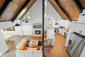 Téléviseur connecté, foyer, lecteur de DVD, livres