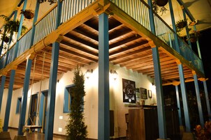 Majoituspaikan julkisivu illalla/yöllä