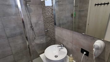 Doccia, asciugacapelli, bidet, asciugamani