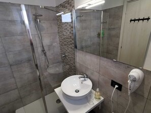 Dusche, Haartrockner, Bidet, HandtĂŒcher