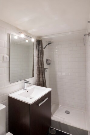 Een douche, een haardroger, handdoeken, zeep