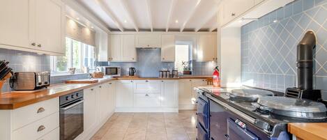 Rentaplats, trona i utensilis de cuina, vaixella i coberteria