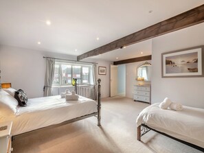 3 bedrooms, free WiFi, bed sheets