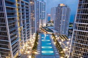 A high-rise hotel with a central courtyard, multiple balconies, and a view of the surrounding cityscape. - Luxurious Icon Brickell 2BR - Bay View & Pool Access (Miami)
