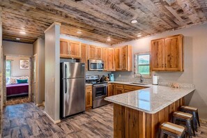 Fridge, microwave, oven, stovetop - The Highwater Cabin! Right on the banks of the Little Buffalo River! (Jasper)