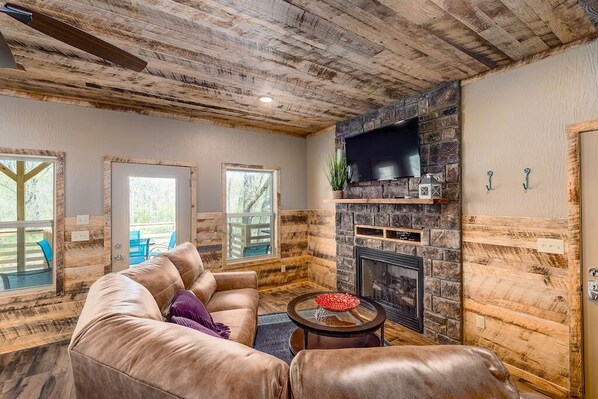 Smart TV, fireplace - The Highwater Cabin! Right on the banks of the Little Buffalo River! (Jasper)
