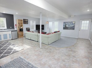 TV connectée, cheminée, jeux vidéo, baby-foot