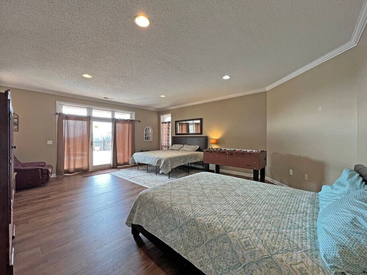 5 slaapkamers, een bureau, een strijkplank/strijkijzer, reisbedje