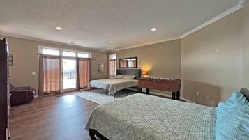 5 slaapkamers, een bureau, een strijkplank/strijkijzer, reisbedje