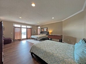 5 slaapkamers, een bureau, een strijkplank/strijkijzer, reisbedje