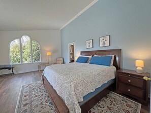 5 bedrooms, desk, iron/ironing board, travel cot