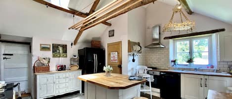 Een vaatwasser, een diepvriezer